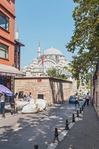 11 SEPTIEMBRE 2017, TURQUÍA, ISTÁBUL: Calles estrechas de Estambul con una mezquita de Suleymaniye — Foto de Stock