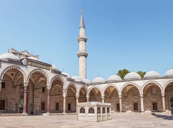 Patio de la famosa mezquita de Suleymaniye en el centro histórico de Estambul, Turquía — Foto de Stock
