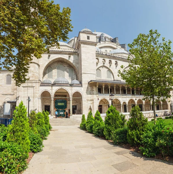 Patio de la famosa mezquita de Suleymaniye en el centro histórico de Estambul, Turquía — Foto de Stock