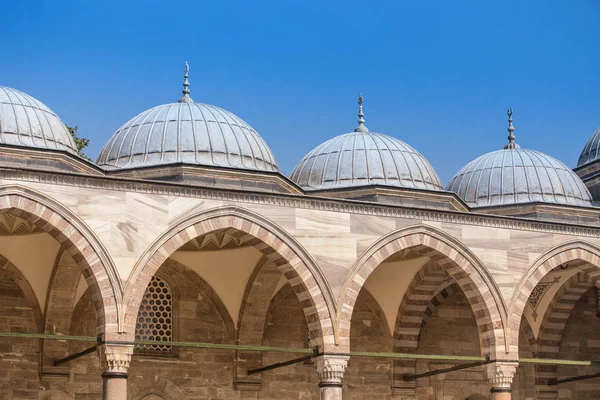 Primer plano de la arquitectura y detalles de diseño de la decoración de la mezquita más grande de Estambul Suleymaniye — Foto de Stock