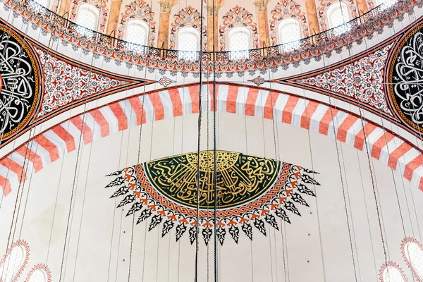 11 SEPTEMBER 2017, TURKEY, ISTANBUL: Pendekatan detail dekorasi cat langit-langit di masjid Suleymaniye — Stok Foto