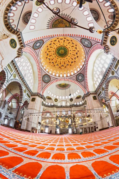 室内的苏莱曼清真寺，在伊斯坦布尔，土耳其最大的鱼眼视图 — 图库照片