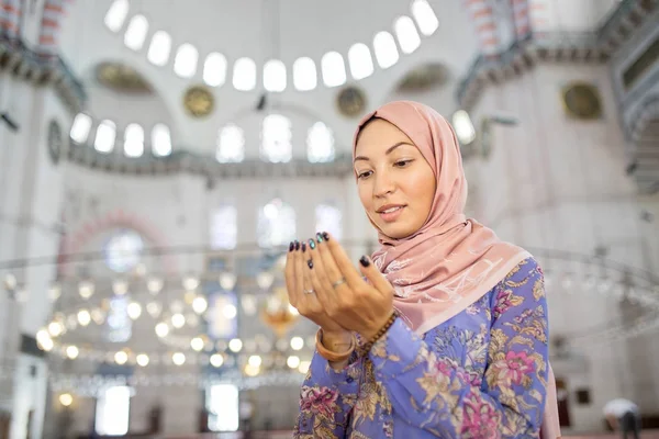 Una donna in sciarpa che prega in una moschea, Turchia — Foto Stock