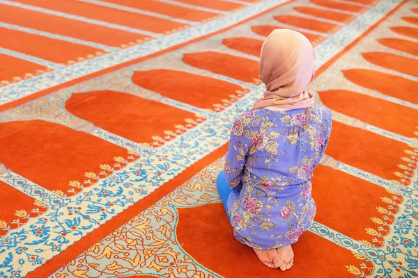 Мусульманка в модном шарфе, молящаяся в мечети — стоковое фото