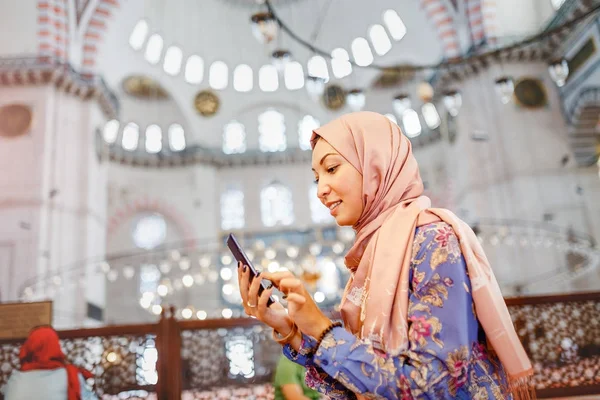 Młoda Muzułmanka z telefonu w meczecie — Zdjęcie stockowe