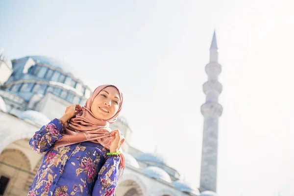 Donna felice sciarpa con uno zaino sullo sfondo di una moschea in Turchia — Foto Stock