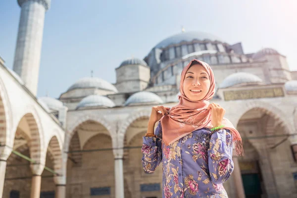 Donna felice sciarpa con uno zaino sullo sfondo di una moschea in Turchia — Foto Stock