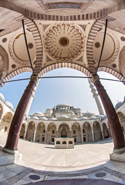 Amplio ángulo ojo de pez tiro exterior de un patio interior de la mezquita Suleymaniye más grande de Estambul — Foto de Stock