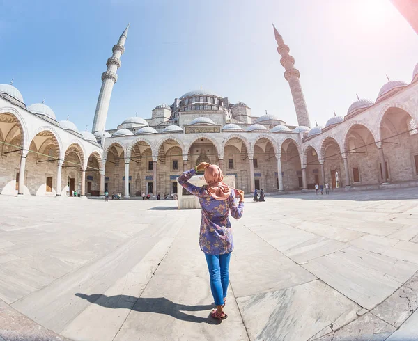 Feliz mujer musulmana atractiva viajar en Turquía, posando en el patio de la mezquita Suleymaniye, religión y concepto turístico . — Foto de Stock