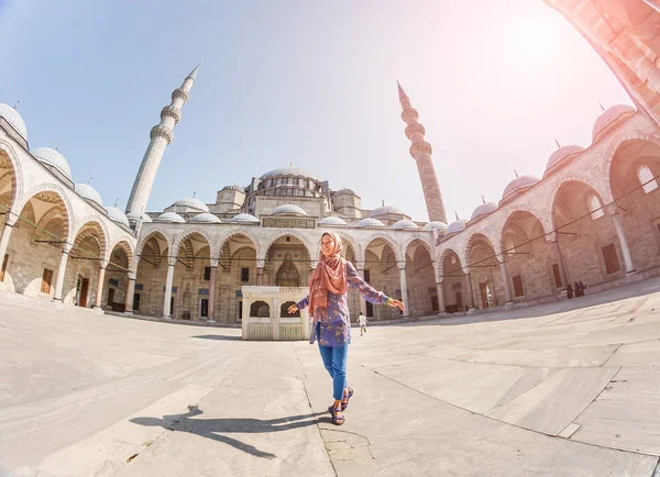 Feliz mujer musulmana atractiva viajar en Turquía, posando en el patio de la mezquita Suleymaniye, religión y concepto turístico . — Foto de Stock