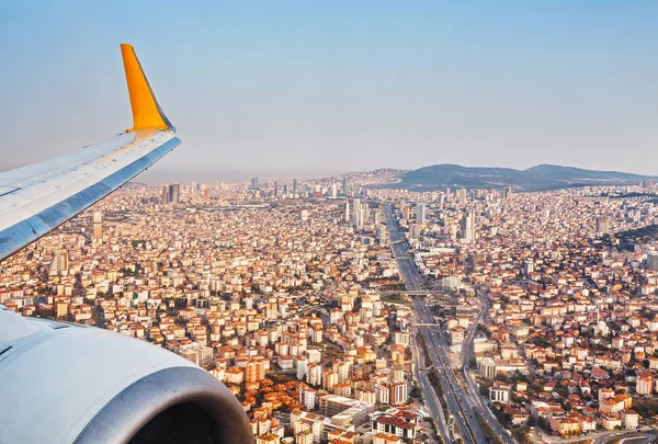 Flygfoto från flygplan av enorma staden Istanbul, Turkiet — Stockfoto