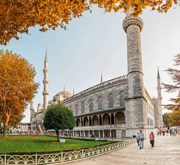 ISTANBUL, TURQUIA - SETEMBRO 10, 2017: Pátio interno do famoso destino turístico Mesquita Azul ou Sultanahmet Camii — Fotografia de Stock