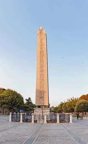 Antigo obelisco egípcio do faraó no centro da Praça Sultanahmet de Istambul — Fotografia de Stock