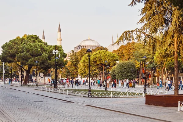 ISTANBUL, TURQUÍA - 10 DE SEPTIEMBRE DE 2017: Parque Sultanahmet, vista panorámica de la Hagia Sofya y multitudes de personas descansando aquí — Foto de Stock