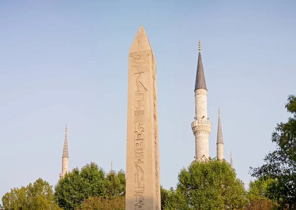 이스탄불 술탄아흐멧 광장 중심에 파라오의 고 대 이집트 방첩 탑 — 스톡 사진