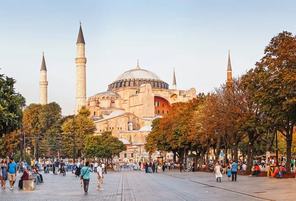 Κωνσταντινούπολη, Τουρκία - 10 Σεπτεμβρίου 2017: Sultanahmet Park, πανοραμική θέα της Αγίας Σοφίας και τα πλήθη των ανθρώπων εδώ αναπαύεται — Φωτογραφία Αρχείου