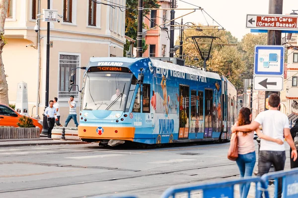 ISTANBUL, TURQUÍA - 10 DE SEPTIEMBRE DE 2017: Moderna ruta de tranvía T1 en las calles — Foto de Stock