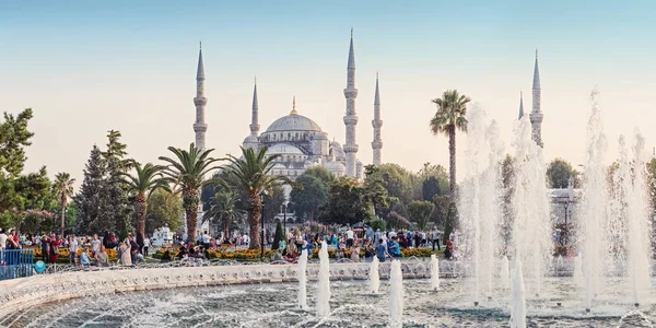 ISTANBUL, TURQUÍA - 10 DE SEPTIEMBRE DE 2017: Mezquita azul Sultán Ahmet con fuente y gente descansando en el parque. Estambul, Turquía — Foto de Stock