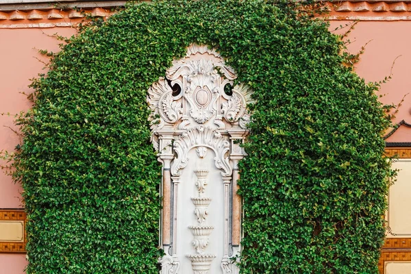 Escultura de mármol blanco rodeada de vegetación en la plaza Sultan Ahmet — Foto de Stock