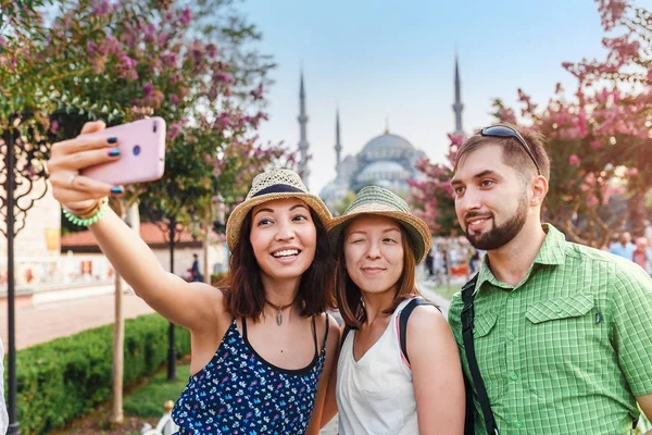 Többnemzetiségű baráti így selfie Isztambul, utazás, nyaralás Törökország koncepció diákoknak — Stock Fotó