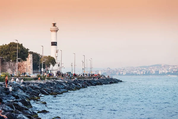 ISTANBUL, TURQUÍA - 10 DE SEPTIEMBRE DE 2017: La gente descansa en la costa, se comunica y admira la vista de la Bahía del Cuerno de Oro —  Fotos de Stock