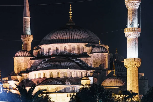 Istanbul, Türkiye'de gece Sultanahmet Camii görünümünü yakın çekim — Stok fotoğraf