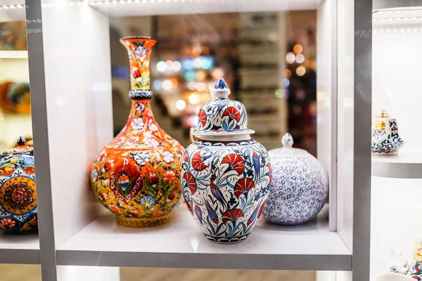 Керамические традиционные турецкие сувениры на большом базаре, istanbul — стоковое фото