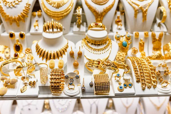 Set di gioielli preziosi di lusso in vendita nel negozio — Foto Stock