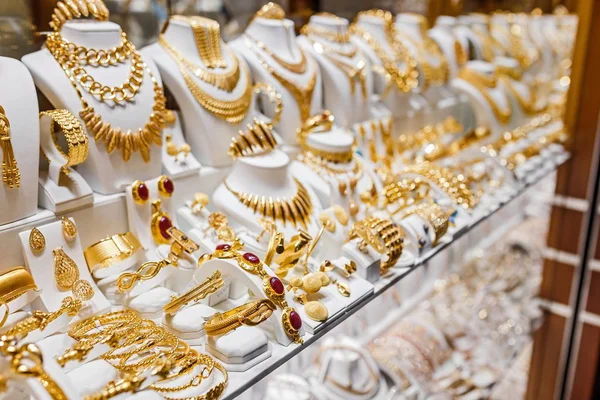 Bancone con varietà di gioielli in vetrina a Istanbul Grand Bazaar — Foto Stock