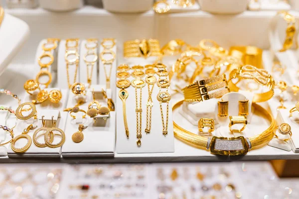 Bracciali dorati e accessori per gioielli nella vetrina di un negozio a Grand Bazaar, Istanbul — Foto Stock