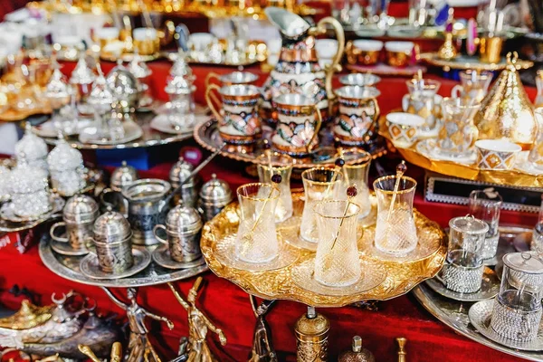 Geleneksel el yapımı çay ve kahve takımları veya çaydanlıklar bazar Hediyelik eşya pazarında Istanbul, Türkiye'de Satılık