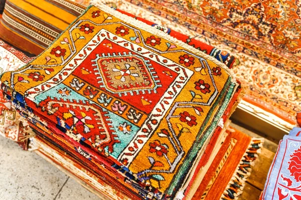 Традиционные ковры ручной работы с восточными орнаментами и узоры для продажи на открытом рынке — стоковое фото