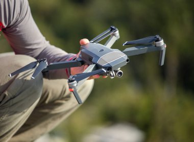 Modern bir akıllı çeyrek helikopter robot orman yoluyla uzun bir yürüyüş sırasında bir adam başlattı