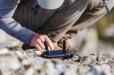 Uzaktan kumanda pult dört helikopter dron açık havada için olan adam