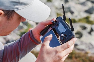 Uzaktan kumanda pult dört helikopter dron açık havada için olan adam