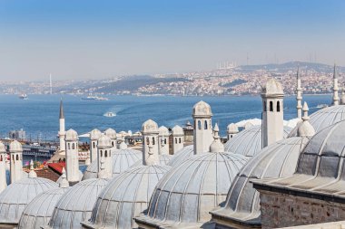11 Eylül 2017, Türkiye, Istanbul: Istanbul 'un panoramik manzaralı kubbe ve bacalar ön plan güneşli gün, Süleymaniye Camii'nin