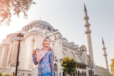 Mutlu çekici Müslüman kadın, Istanbul, Türkiye, Süleymaniye Camii, din avluda poz ve kavram seyahat.