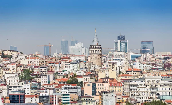 Ver weg tele weergave van een Galata tower wijk met verschillende gebouwen, klassieke stadsgezicht van Istanboel, Turkije — Stockfoto