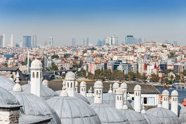 Panoramisch uitzicht over Istanbul met de koepels en schoorstenen van de Suleymaniye moskee op de voorgrond op zonnige dag — Stockfoto