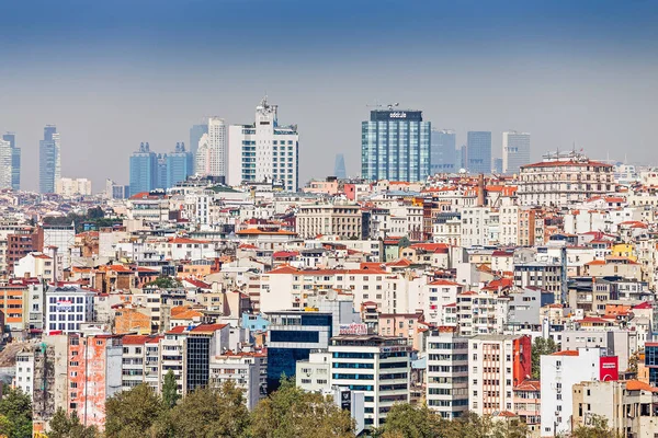 11 Setembro 2017, TURQUIA, ISTANBUL: Cityscape com edifícios e arranha-céus, vista lente zoom — Fotografia de Stock