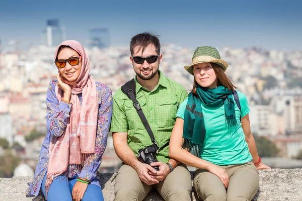 Gruppe fröhlicher Freunde verschiedener Rassen, die in der Nähe der Moschee sitzen und die Aussicht auf Istanbul genießen, Türkei — Stockfoto