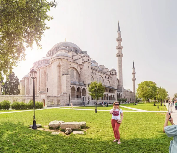 11 SEPTIEMBRE 2017, TURQUÍA, ISTANBUL: Feliz atractivo musulmán wom — Foto de Stock
