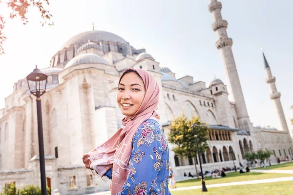 Felice donna musulmana attraente a Istanbul, Turchia, in posa nel cortile della moschea Suleymaniye, religione e concetto di viaggio . — Foto Stock