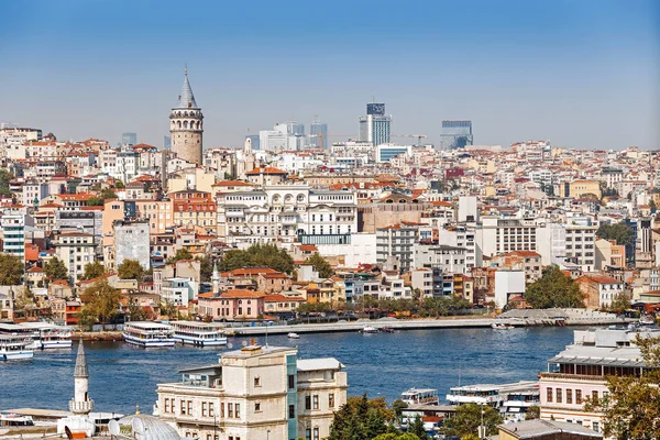 Lejos tele vista de un distrito de la torre de Galata con varios edificios, paisaje urbano clásico de Estambul, Turquía — Foto de Stock