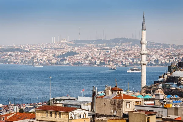 Karakoy distrito y Cuerno de Oro con el Bósforo, es un paisaje urbano clásico de Estambul desde la mezquita Suleymaniye — Foto de Stock
