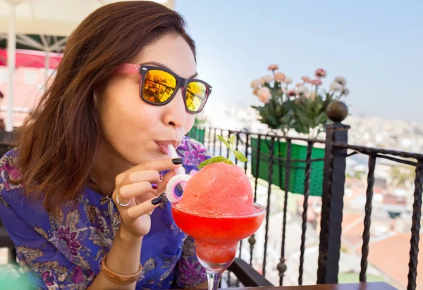 Schöne junge asiatische Frau trinkt Wassermelonensaft oder Smoothie im Café Hintergrund — Stockfoto