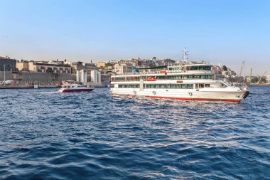 Haliç manzarasına nakliye gemileri ve deniz araçları ile