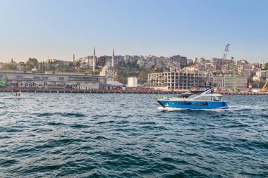 11 Eylül 2017, Türkiye, Istanbul: Istanbul manzaraları fon karşı boğaz sularına boyunca güzel lüks yat çalışır