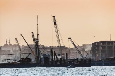 11 Eylül 2017, Türkiye, Istanbul: İnşaat vinçleri ile Istanbul ve Boğaziçi Boğazı görünümünü deniz manzarası