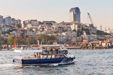11 Eylül 2017, Türkiye, Istanbul: Istanbul manzaraları fon karşı boğaz sularına boyunca güzel lüks yat çalışır